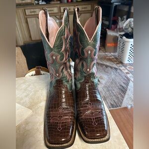 Ariat womens 9.5B square toe boot